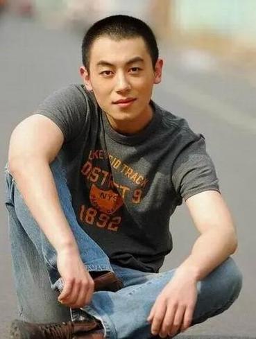 朱亚文：从盐城少年到荧幕硬汉(图2)