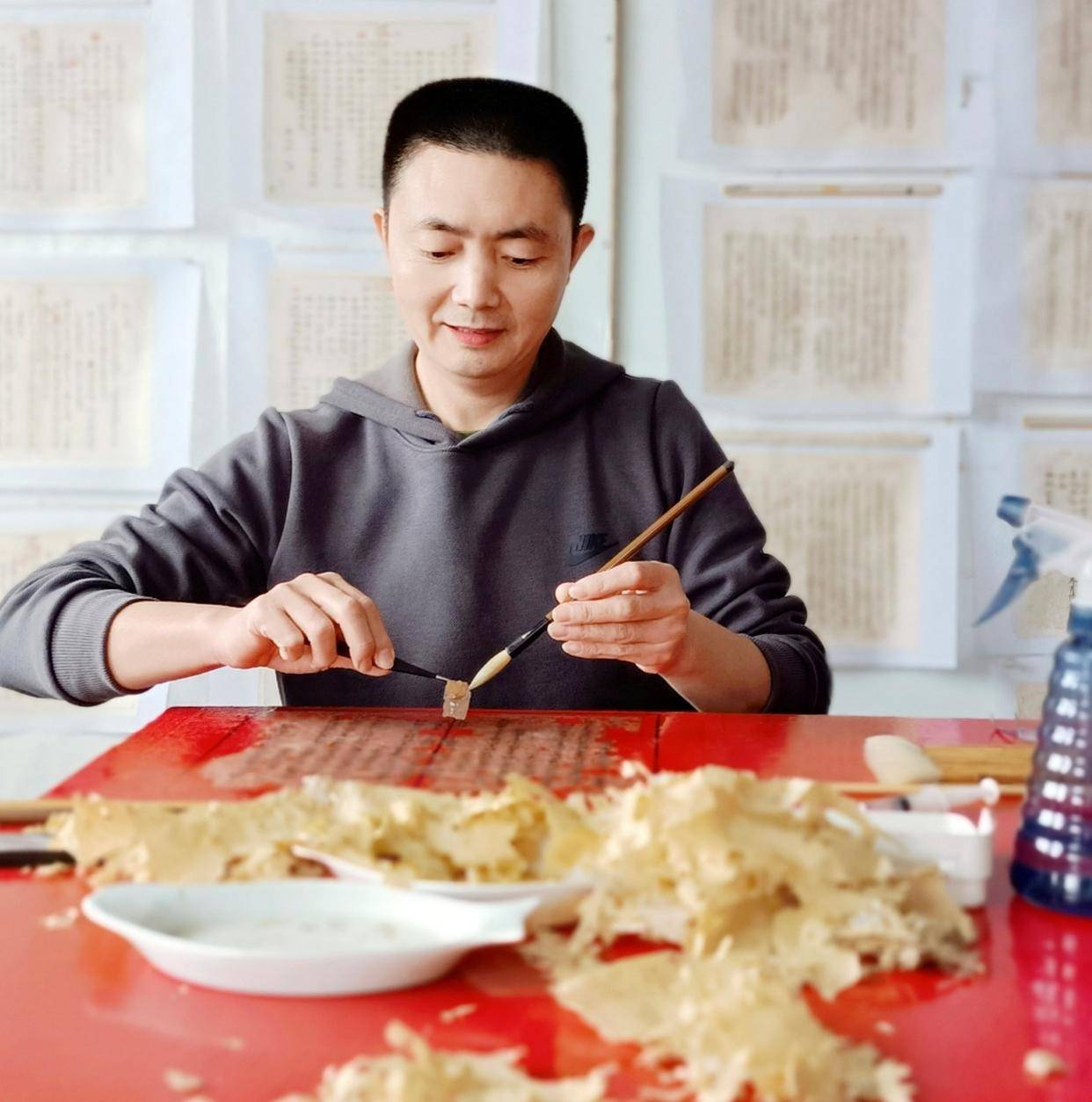 梁波在修复与创作之间，续写千年文明的匠人诗篇(图1)