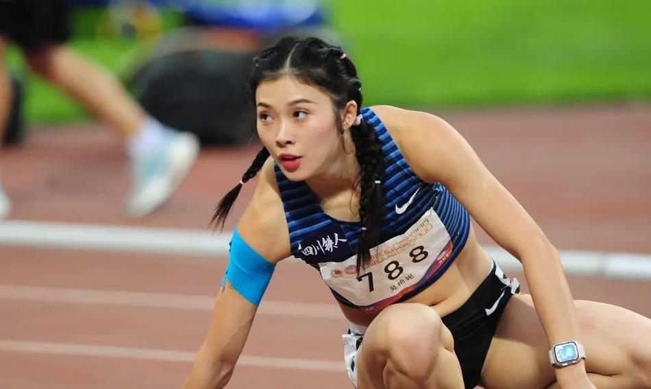 又美又飒！吴艳妮全锦赛女子100米栏霸气卫冕  (图1)