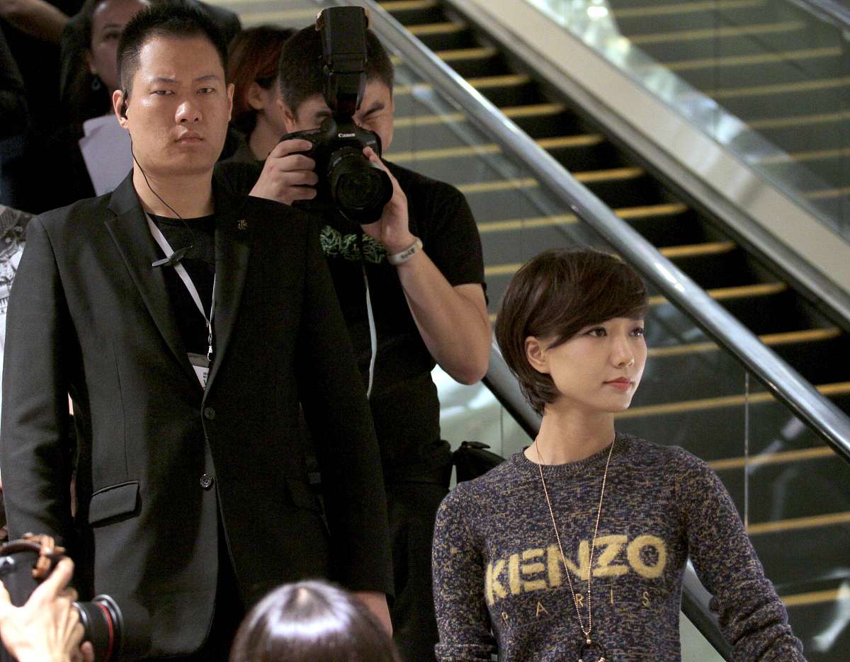 惯犯再现？求婚王珞丹男子被曝曾多次骚扰女星 业内呼吁严惩私生(图4)