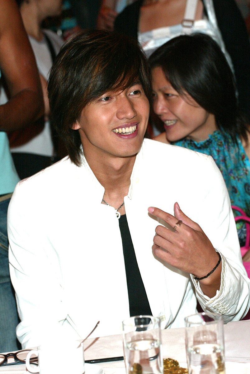 言承旭雨中祭奠大S 24年情谊令人动容  (图1)