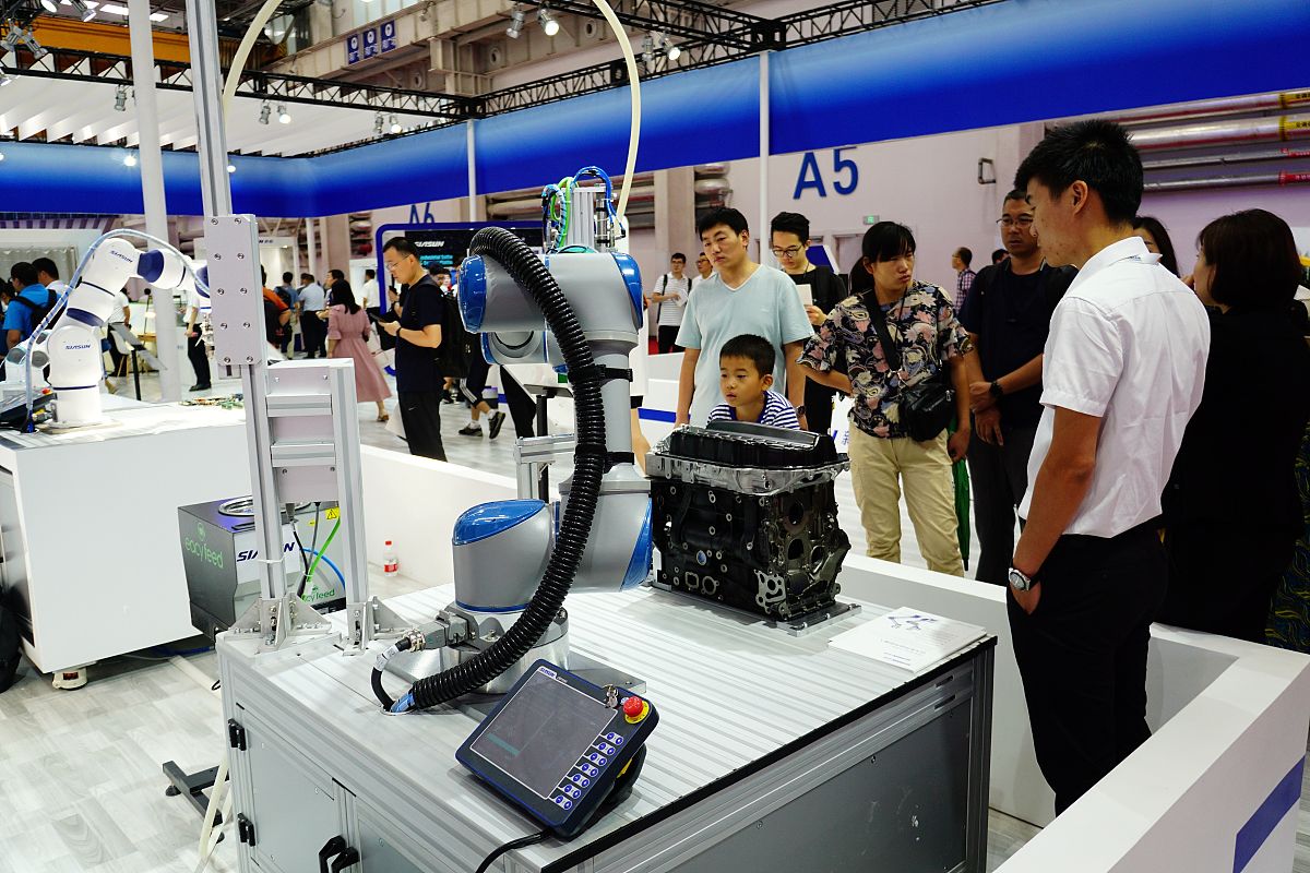 中国智造双引擎：工业机器人与太阳能电池的产业竞速(图2)