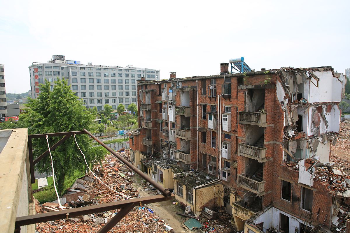 老旧住房自主更新:告别"拆迁暴富",迎来品质新生(图1) 老旧住房自主更新:告别"拆迁暴富",迎来品质新生(图1)