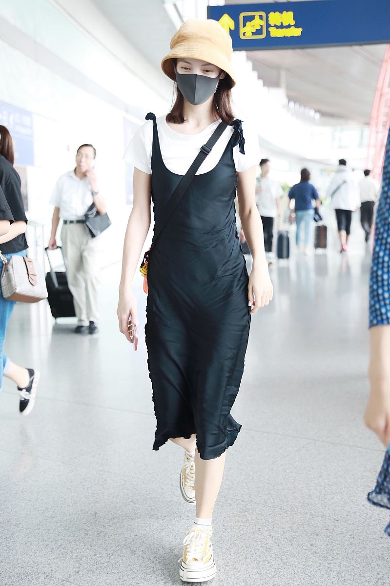 金晨素颜私服走红毯：为何"反精致"能火出圈？(图3)