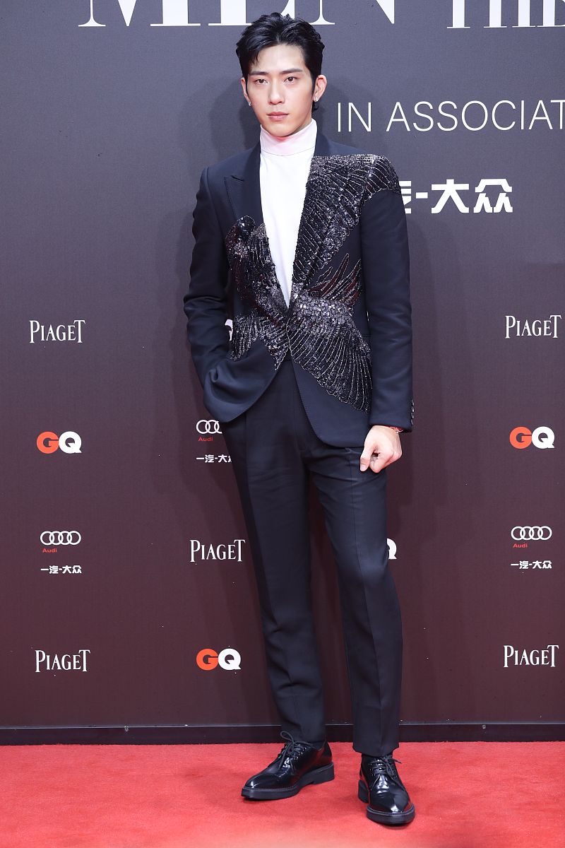 井柏然晚会绅士穿搭揭秘：从晚会到日常的时尚进化(图2)