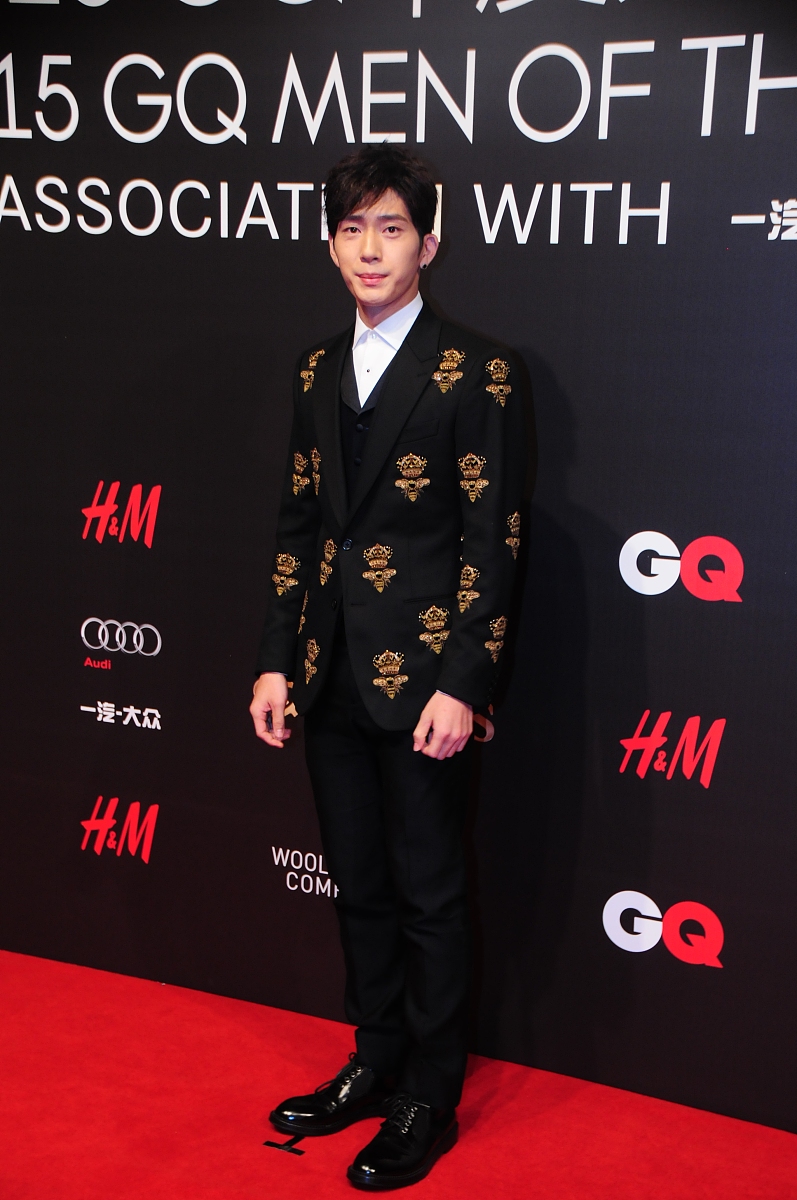 井柏然晚会绅士穿搭揭秘：从晚会到日常的时尚进化(图1)