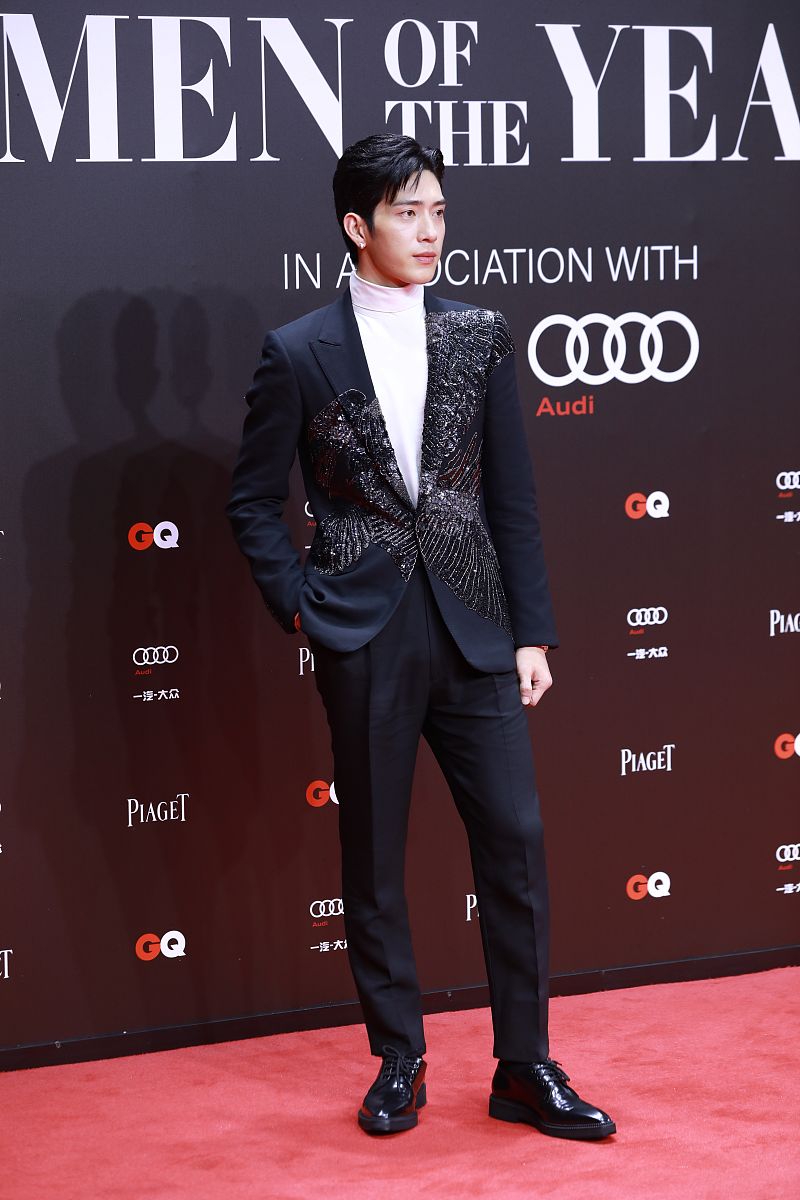 井柏然晚会绅士穿搭揭秘：从晚会到日常的时尚进化(图3)