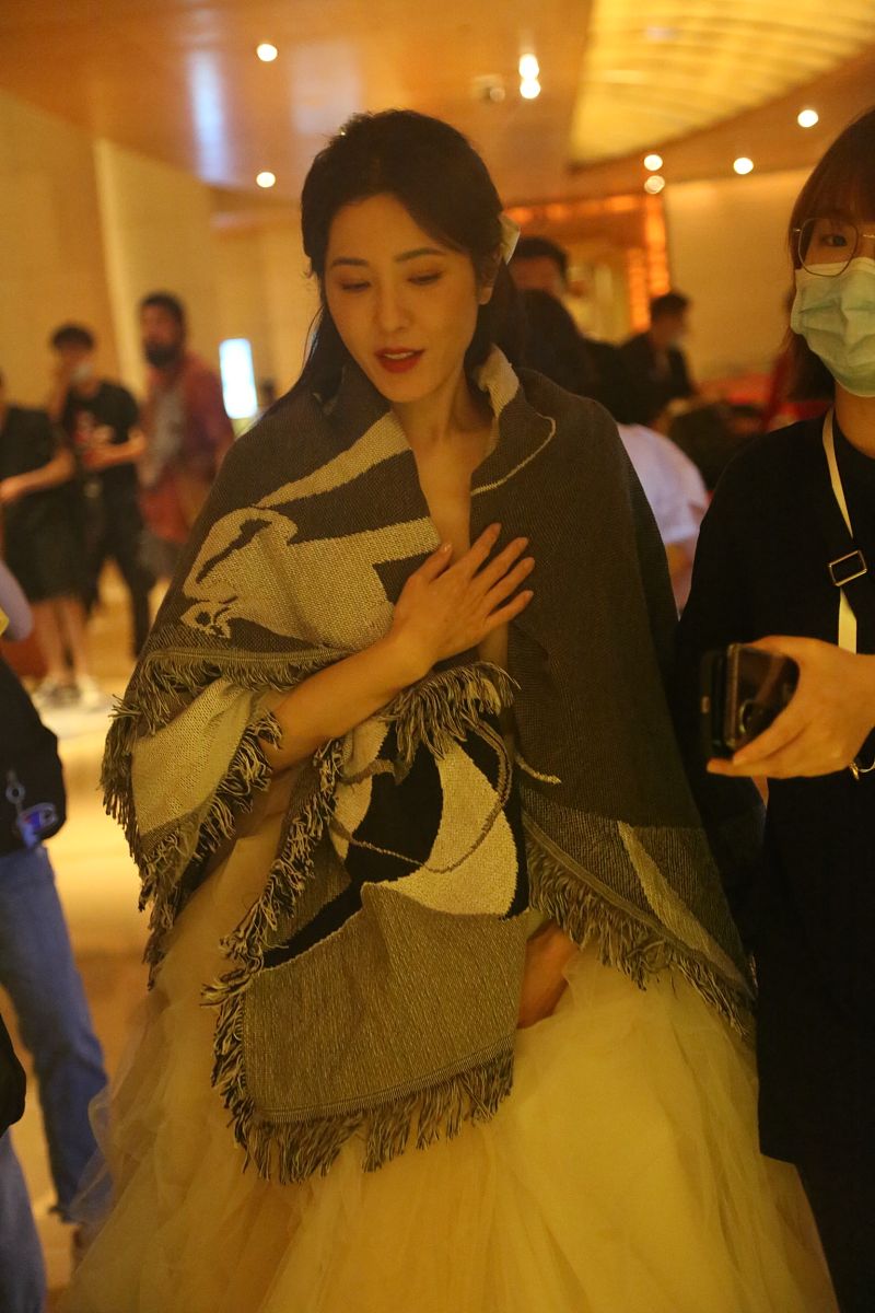 曾黎中药耳环爆火：传统文化与现代时尚的惊艳碰撞(图1)