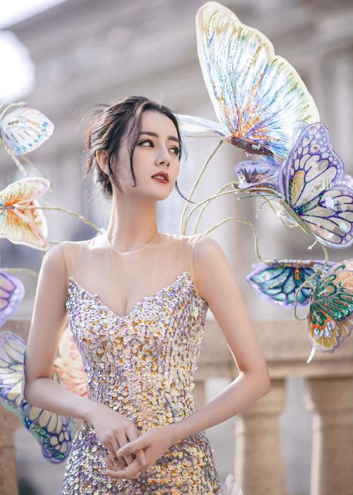 迪丽热巴用蔡徐坤表情包引争议：内娱饭圈文化何时走出敏感怪圈？(图2)