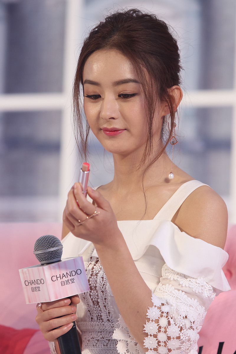 春楠东方轻透美学惊艳全网！赵丽颖电眼妆背后的秘密(图3)