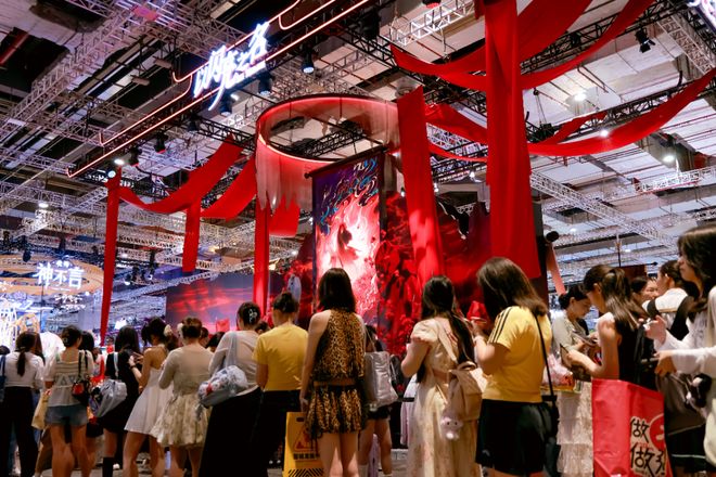 BW2026人气断层！《以闪亮之名》这波国风展台又双叒杀疯了(图1)
